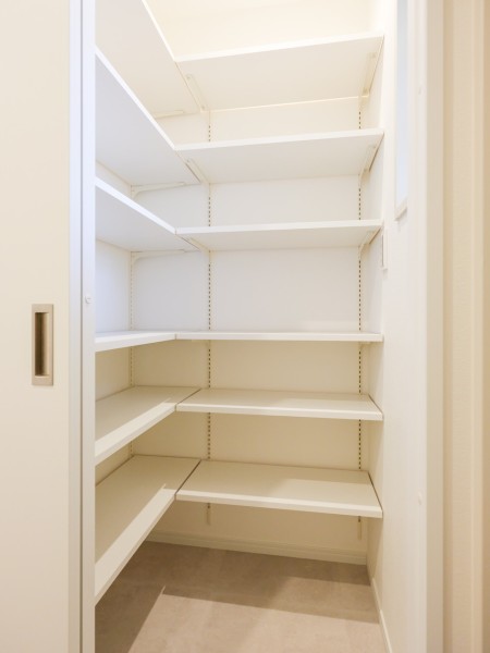 玄関の隣には可動棚を豊富に備えたシューズインクローゼットがございます。スニーカーやブーツなど、靴に合わせて自在な高さ調整が可能です。