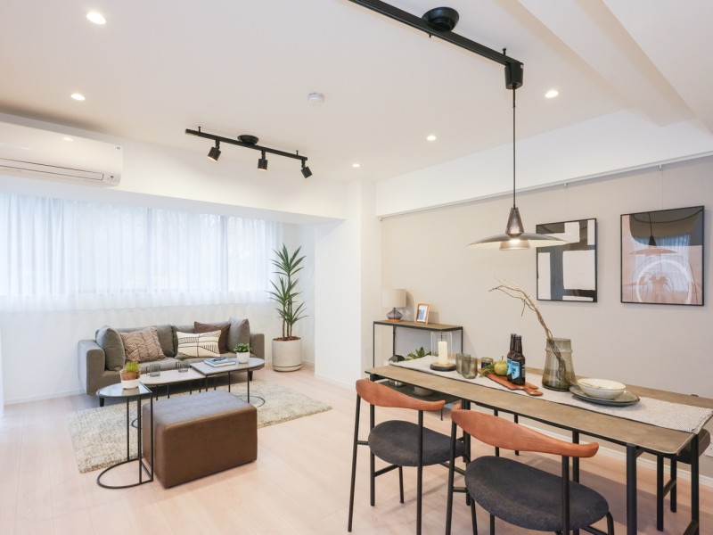 床材にはノースチェスナットを採用し、上質で温もり溢れる住まいを演出します。時代や流行を問わず長く着られる衣服のように、ご家族皆さんが快適にお過ごしいただける住まいです。