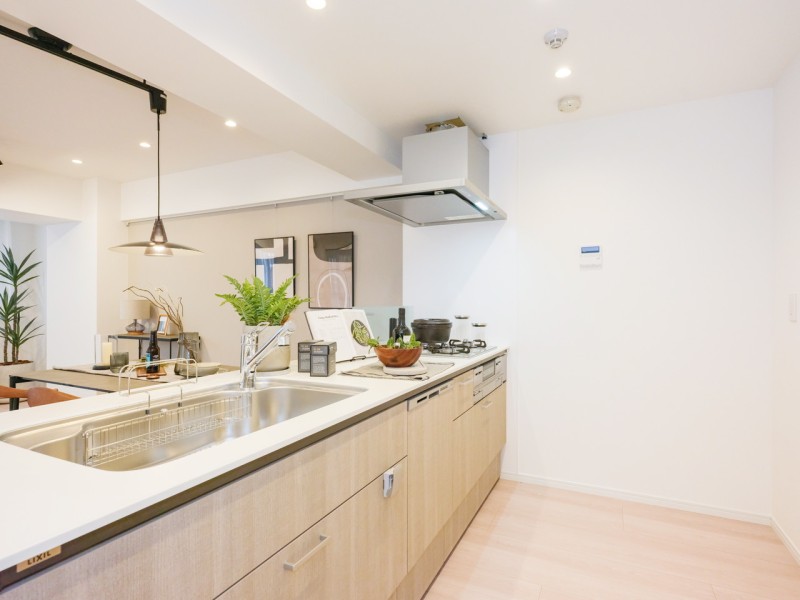 お部屋の雰囲気に溶け込む、インテリアの一部のようなオープンキッチンです。家事時短に便利な食洗器を搭載し、住まいと暮らしにフィットするデザイン性と機能性を兼ね備えています。