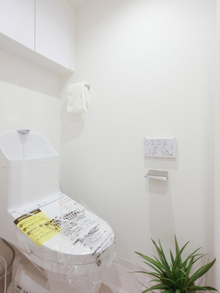 上品さが宿るホワイト基調のレストルームです。優れた節水効果や汚れが付きにくい便座など、ほしかった機能が揃ったウォシュレット一体型トイレです。