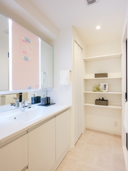 白を基調とした清潔感溢れるデザインの洗面化粧台です。置場に困るタオルや着替え、ストック用品などを収納できるリネン棚を造作し、使い勝手にまでこだわったライフスタイルに寄り添ったデザインです。