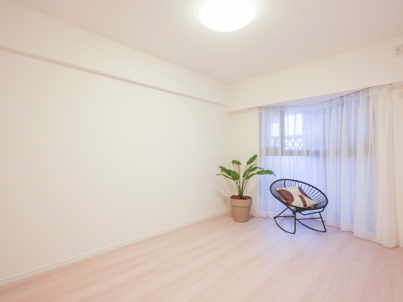 出窓を配したウォークインクローゼット付きの洋室1です。柔らかな光が長時間続く北向きのお部屋は、過ぎゆく時間をのんびりと感じることができる空間です。