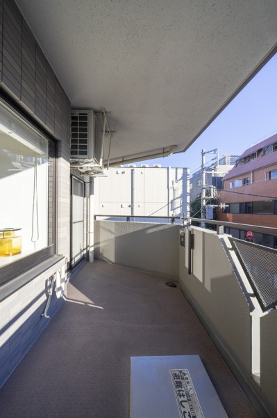 ２面がひらけた通風良好なバルコニーです。ゆったりとした空間はチェアを出してゆっくりお過ごしいただくことも可能です♪