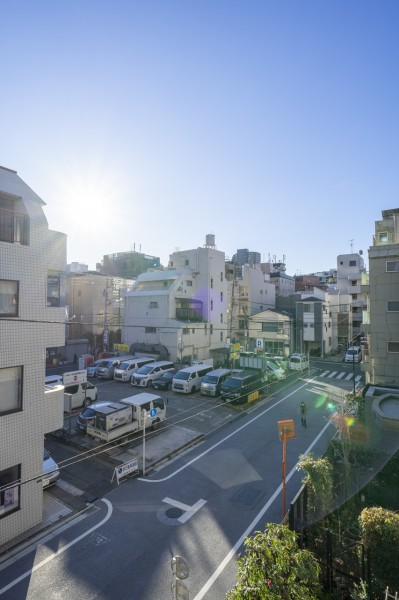 バルコニーからの眺望です。駐車場の向こうにはセブンイレブンが見え、徒歩でさっと買い出しにもいける利便性がうれしいポイントです。