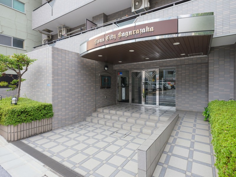 気品溢れるエントランスはゆとりをもった造り。右手にはスロープがありベビーカーやスーツケース等をお使い際にも安心です。