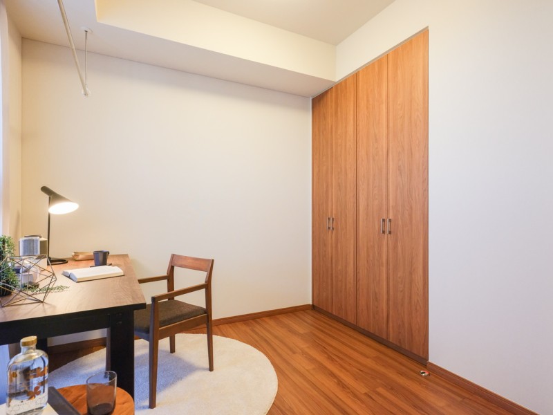 洋室2にも柔らかな光が差し込みます。テレワークや作業スペースとして、落ち着いた時間を過ごすのにぴったりな空間です。