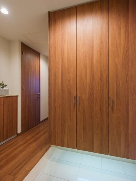 大容量のシューズボックスを備え付けた玄関です。足元スペースにゆとりがあり、キャリーバッグなどの大きな荷物も快適に移動可能です。