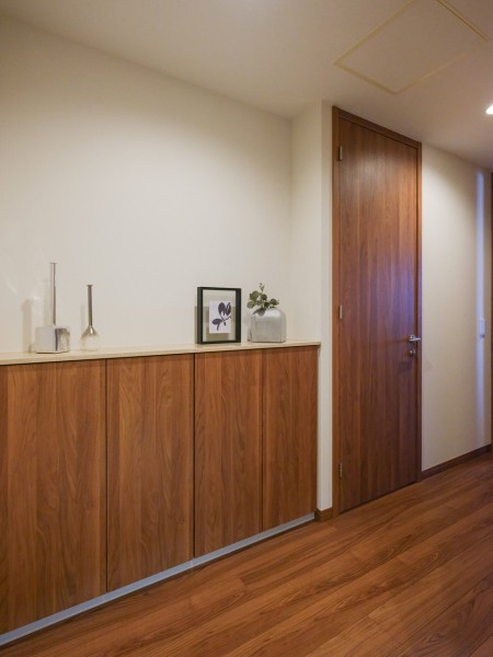 廊下にはカウンター収納があり、ご家族の写真やインテリアを飾ることも可能。自由な空間づくりが楽しめます。