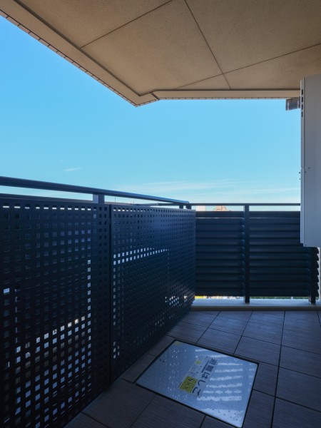 角部屋につき２方がひらけたバルコニーです。爽やかな風が通り抜けるリフレッシュ空間が広がります。