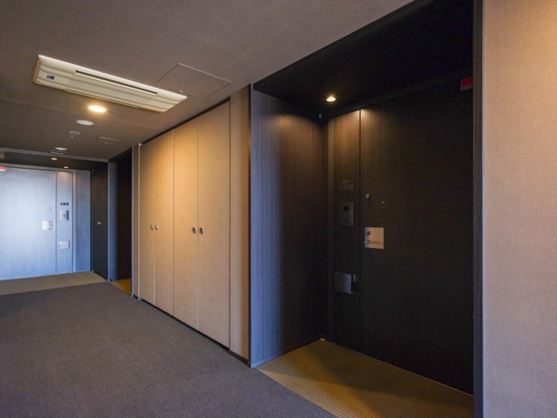 雨天時の雨の吹込みの心配もなし、プライバシー性を高めてくれる安心の内廊下設計です。 ⑮