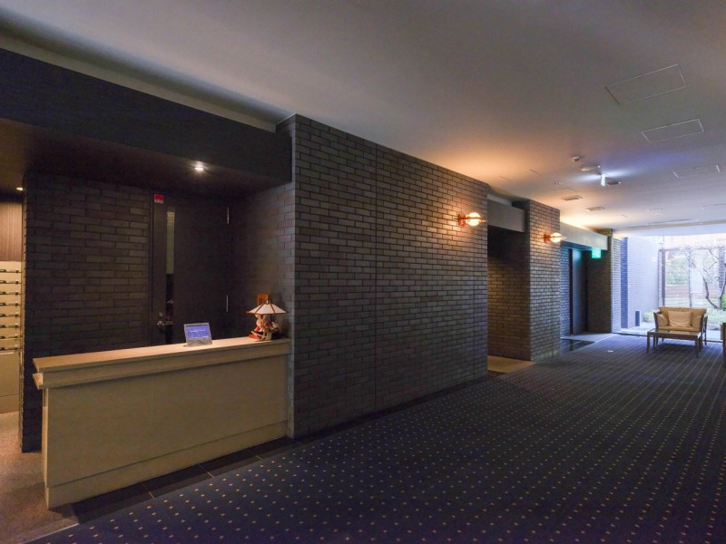 駅前の喧騒を感じさせない穏やかな時間が流れるエントランスロビー。上質でホテルライクな居住空間を実現したタワーマンションです。