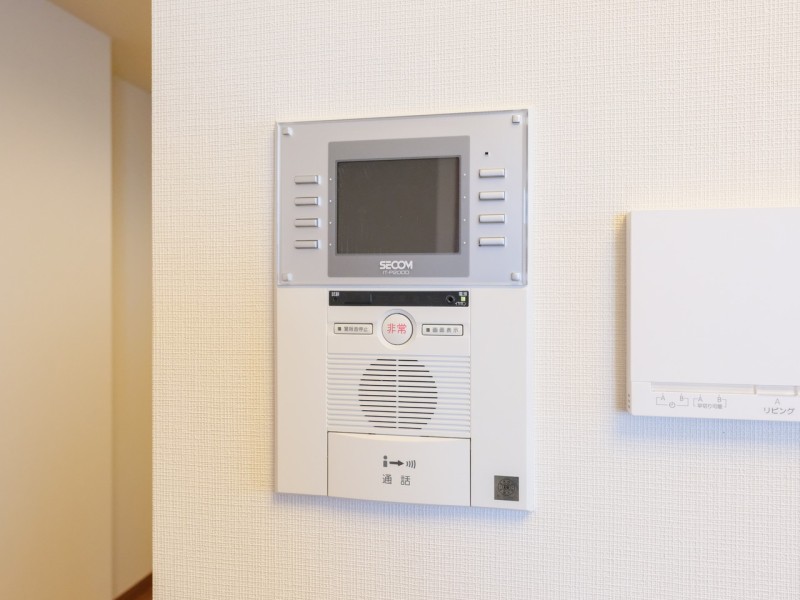 ◆TVモニター付インターホン◆訪ねてきた相手をモニター越しに確認でき、防犯対策に役立ちます。インターホン越しに話をすることが可能です。