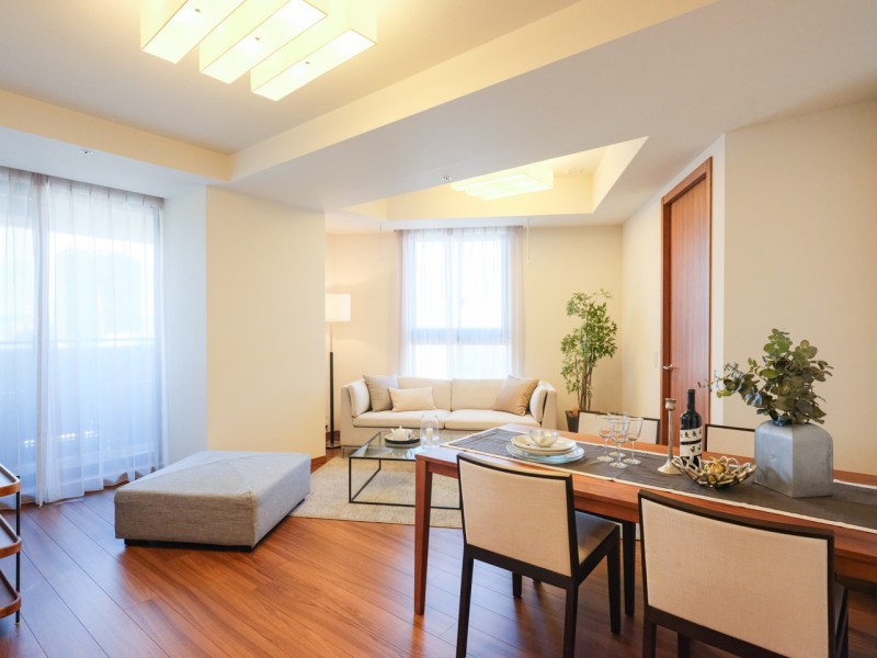 二面採光の窓から心地よい光と風を運んでくれる、おだやかな空気に纏われたリビングダイニングです。