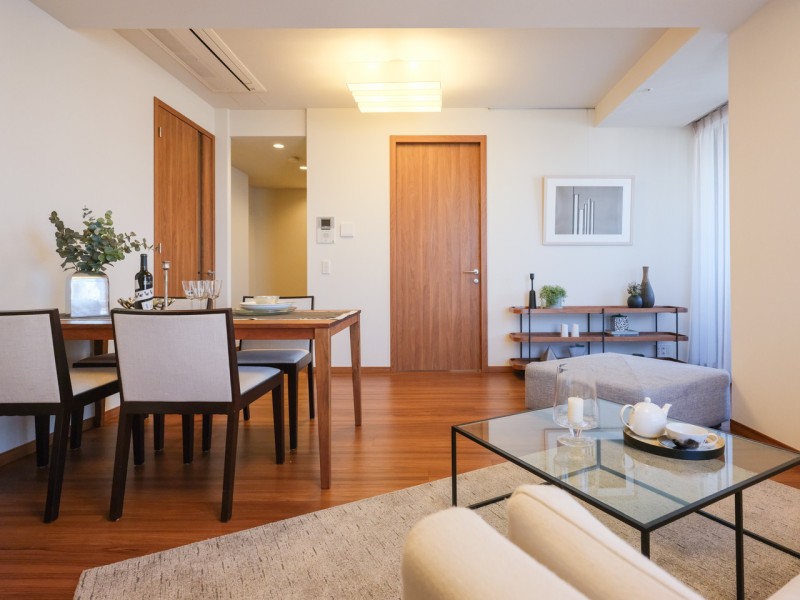 心地よい時間が流れるお部屋は、毎日が忙しいあなたもほっと一息つける安らぎの空間です。床暖房が敷設され、大切なペットも一緒に、ご家族みなさんが一年中快適にお過ごしいただけます。