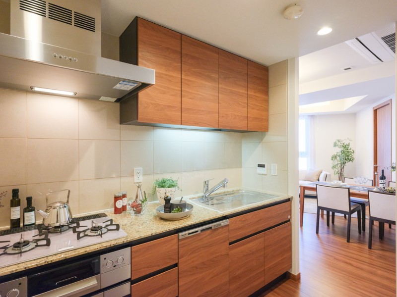 収納豊富、作業スペースが広くとられたシステムキッチンです。壁付けのため油や水はね汚れもお手入れもしやすく、家事時短に便利な食洗器を搭載しています。