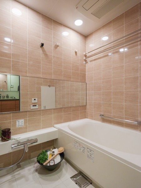 一日の疲れをしっかりと癒すくつろぎのバスルームです。毎日のバスタイムをゆっくりとお楽しみいただけます。