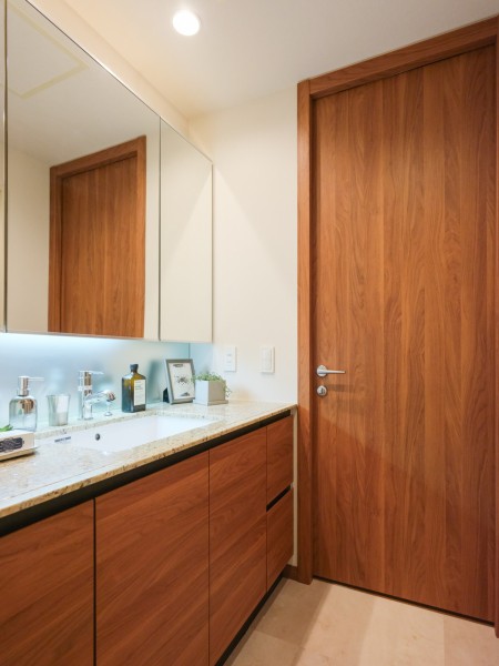 身支度の時間をも快適に彩る、美しく空間に溶け込む洗面化粧台です。カウンタースペースにもゆとりがあり、ドレッサー代わりにもお使いいただけます。