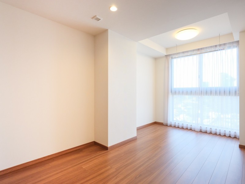 大きな窓からたっぷりの光が差し込む洋室１はクローゼット付きの約7.9帖のお部屋です。居住スペースを広々とお使いいただけるため主寝室におすすめです。