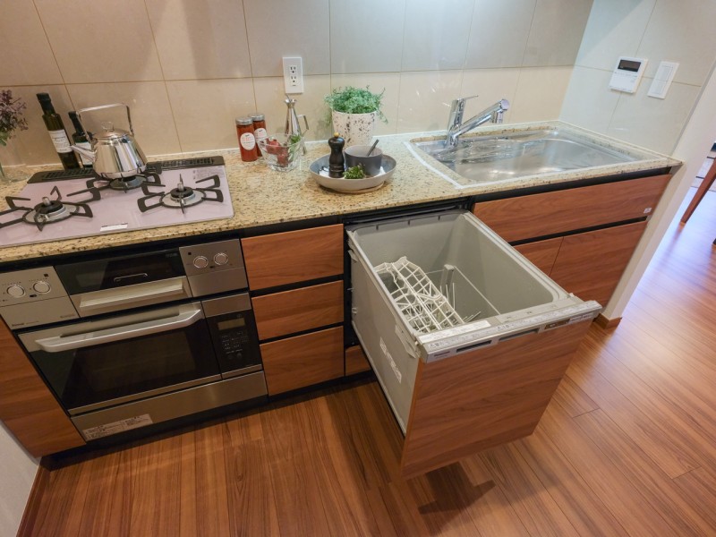 ◆食器洗浄乾燥機◆家事の時間を短縮できる優れもの。さらに節水・節約を同時に行うことができるので、大変人気があり重宝します。
