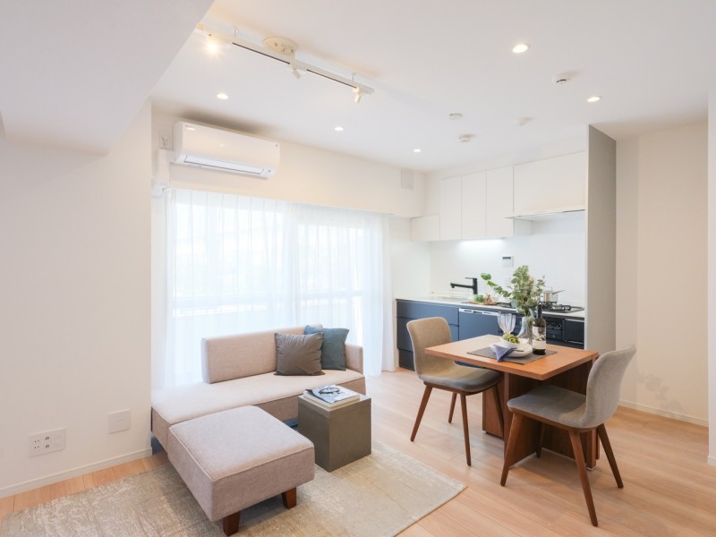 ゆらめくカーテンの向こうから、心がほっとするような明るい自然光が差し込むリビングです。穏やかな毎日をお過ごしいただける、心地よい空間です。