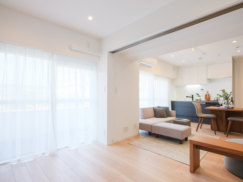 リビングに隣接した洋室3です。引き戸を開放することで拡張リビングとしてもお使いいただけます。