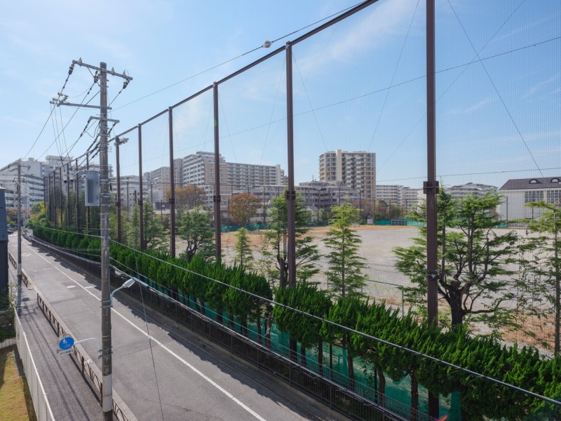 バルコニーからの眺望です。都立高校の豊かな自然を感じながら、広がる青空を眺めてほっと一息。リフレッシュスペースにもぴったりです