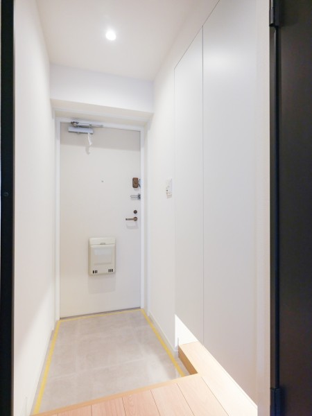 住まいの顔となる玄関はホワイトカラーで爽やかな空間です。フットライトからのびる光が足元を優しく包み込みます。