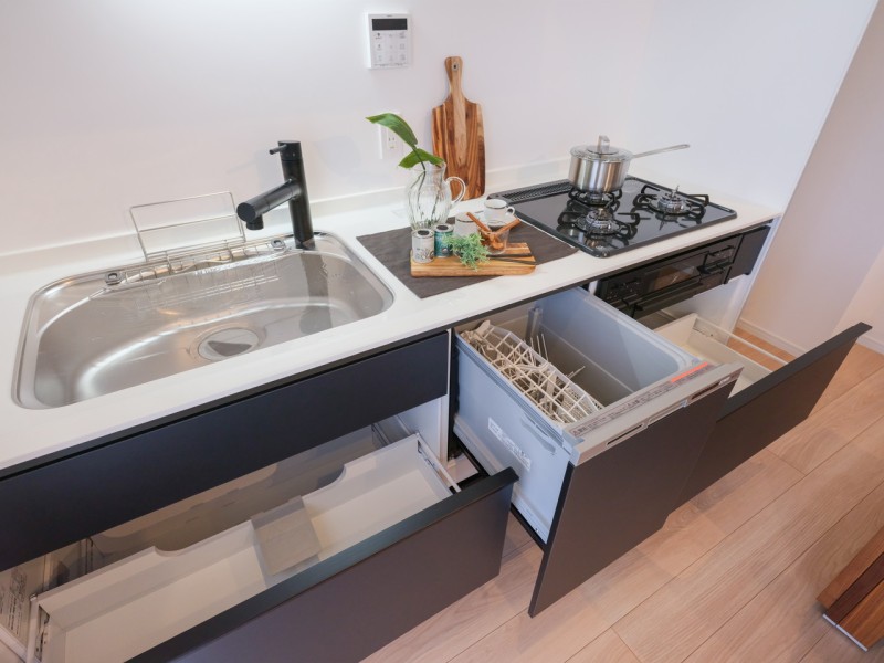 ◆食器洗浄乾燥機◆家事の時間を短縮できる優れもの。さらに節水・節約を同時に行うことができるので、大変人気があり重宝します。