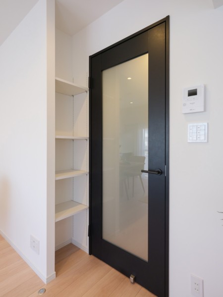 ◆リビング収納◆リビングには便利な収納棚があります。普段使いの日用品なども収納でき、すぐに取り出せるので使い勝手良好です。