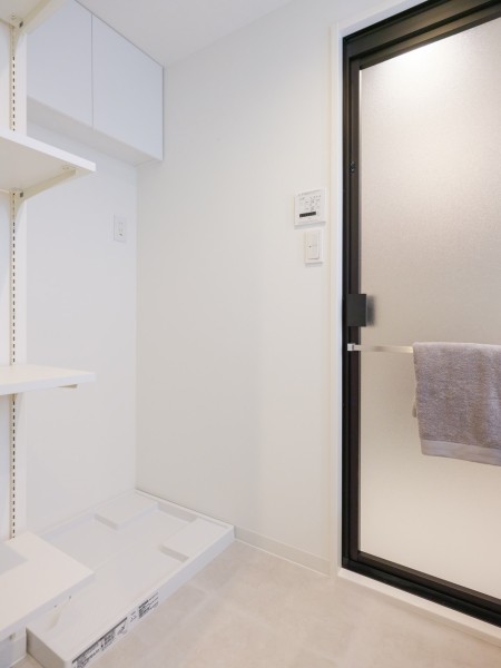 ◆洗面室収納◆洗面室にはタオルや着替え、洗剤などの収納に便利なリネン棚を備え付けました。こまごました物が多くなるスペースだからこそ、使いやすさを重視した工夫を詰め込みました。