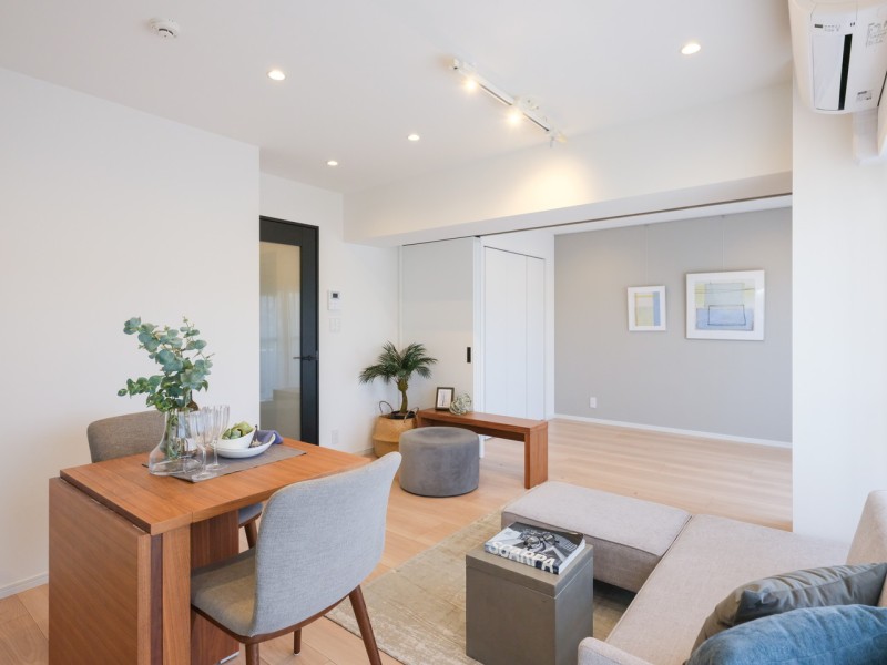 リビング横の洋室3はお部屋に彩りを加えてくれるくすみグレーのアクセントクロスを施しました。さらにピクチャーレールがあるので、お気に入りの絵やインテリアを飾って楽しめます。