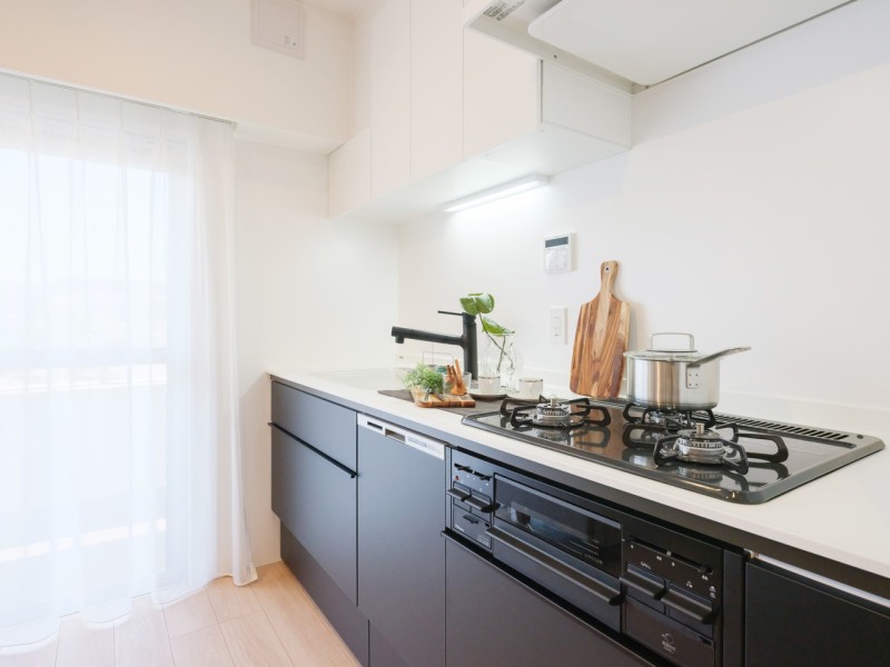 収納豊富で作業スペースにもゆとりのあるシステムキッチンです。家事時短に便利な食洗器を搭載し、細部にまでこだわった仕上がりです。