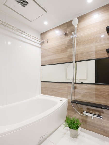 バスルームは、ワイドミラーによって実際より広く感じられるくつろぎの空間です。暖房・涼風・換気・乾燥機能付きで1年中快適なバスタイムをお楽しみいただけます。