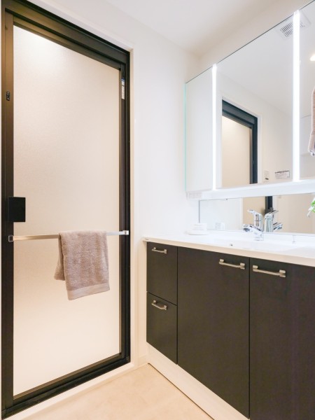 身だしなみを整えるのに便利な三面鏡付きの洗面化粧台です。鏡裏や足元収納も便利にお使いいただけます。