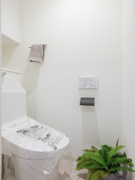 シンプルで安らぎ溢れる空間のレストルームです。優れた節水効果や汚れが付きにくい便座など、ほしかった機能が揃ったウォシュレット一体型トイレです。