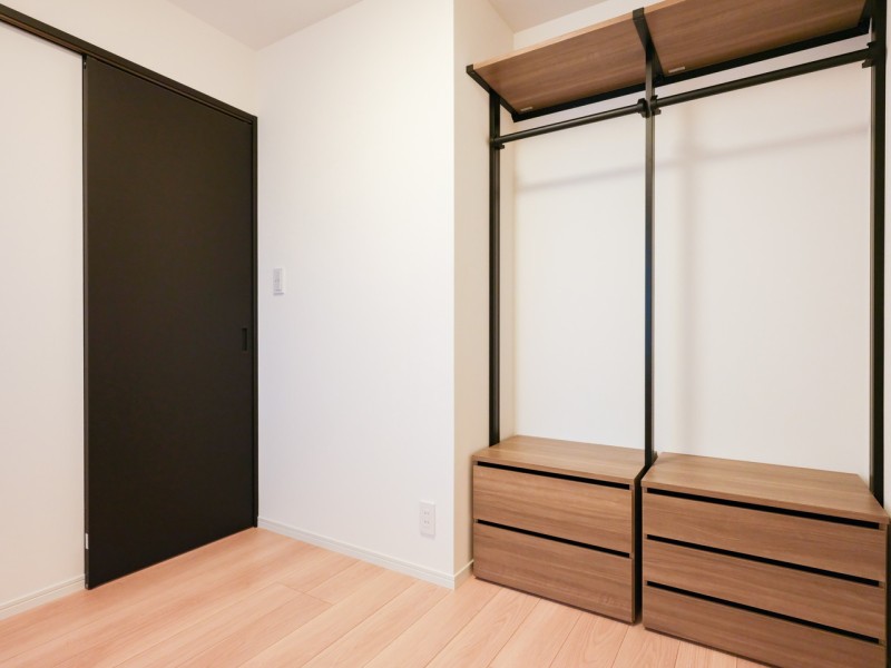お部屋の雰囲気に調和した造作のオープンクローゼットが目を惹く洋室1です。お気に入りのお洋服を吊るして収納すれば、さらに気分が上がりそうです♪