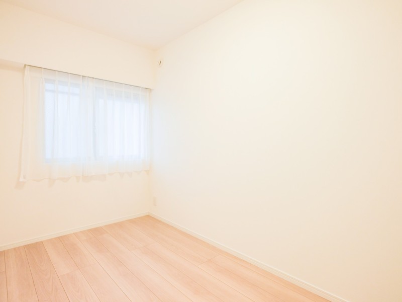 クローゼットに加えて収納棚を備え付け、収納豊富な洋室2です。居室部分を広々とお使いいただけます。