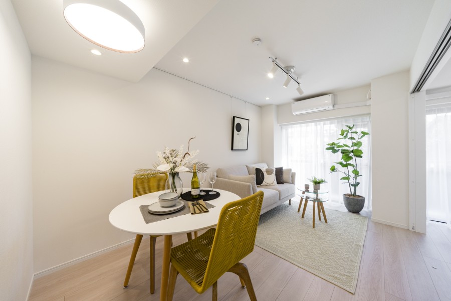 南西向きの窓から心がほっとする陽光が注がれるリビングダイニングです。開放感を安らぎを享受したのびやかな住空間です。