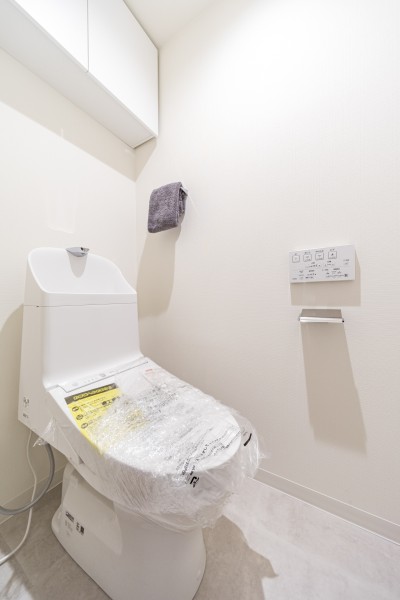 TOTO製ウォシュレット一体型のトイレも新規交換済みです。吊戸棚も設置しましたので、収納も便利です。