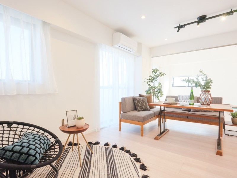 たっぷりの光を取り込んだ明るく開放的なリビングダイニングです。床材には柔らかな色合いを表現するノースチェスナットを採用し、上質で温もり溢れる住まいを演出します。