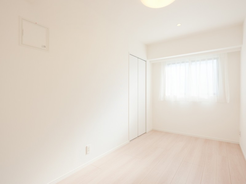 クローゼット付きの洋室2にも柔らかな光が差し込みます。凹凸が少なく大きな家具も配置しやすいお部屋のため、自由なレイアウトをお楽しみいただけます。