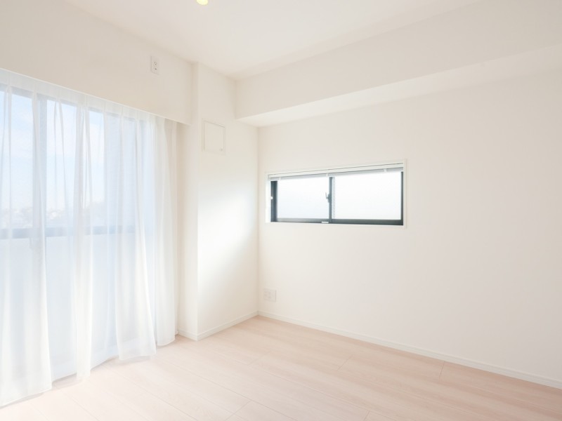 洋室3はリビングとバルコニーに面した開放的な空間です。扉の開閉次第で個室や拡張リビングとしてフレキシブルにお使いいただけます。