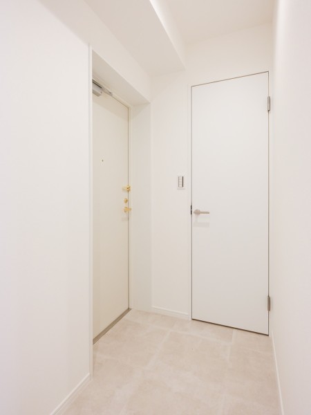 明るくゆとりあるシューズインクローゼット付きの玄関です。人感センサー照明のため帰宅時に暗闇の中手探りでスイッチを探す必要がなく、明るい空間が出迎えてくれます。