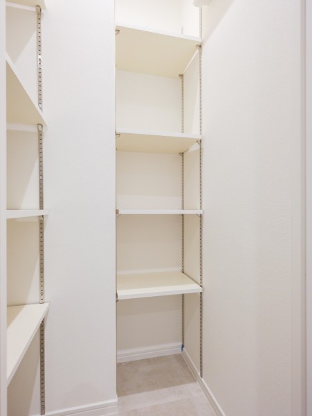玄関からアクセスできるシューズインクローゼットです。豊富な可動棚付きでシューズはもちろん、アウトドアグッズや雨具なども収納可能です。