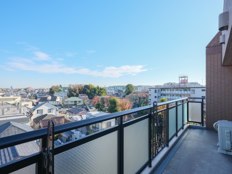 青々とした開けた空を見渡せる開放的なバルコニーです。爽やかな風が吹き抜ける空間は洗濯物を干すのはもちろん、リフレッシュスペースとしてもぴったりです。