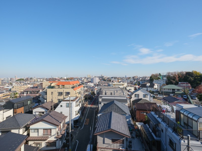 最上階×角部屋につき開放感が溢れる眺望です。目の前に高い建物がなく開けた青空を仰げます。のびやかに広がる空が日常になり、至福の時間に包まれる住まいです。