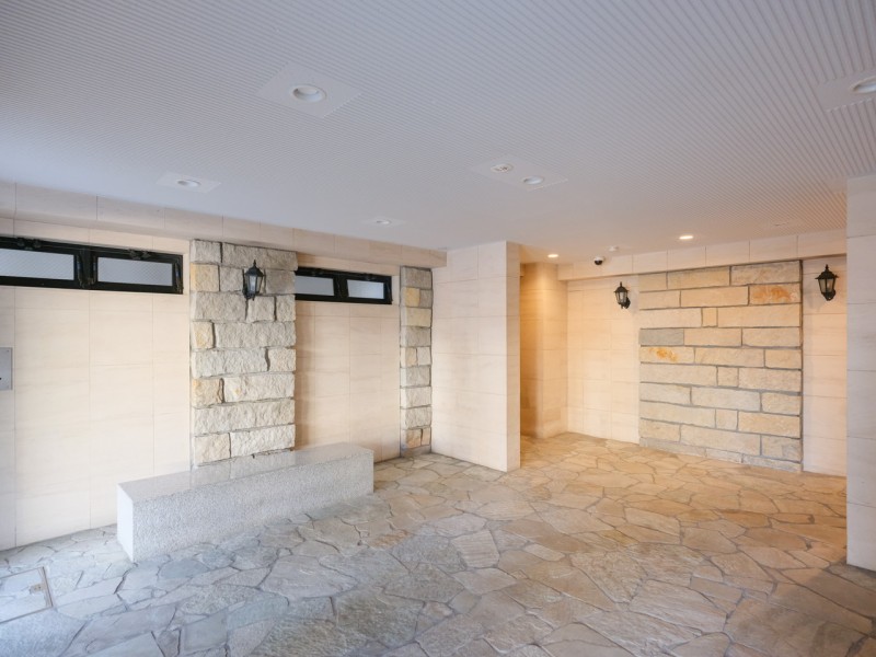 居住者様を出迎えるエントランスには外灯風のアベニューウォールランプが配され、より一層の上質な雰囲気を醸し出します。手入れが行き届いた様子からは、管理体制の良さが伺えますね。