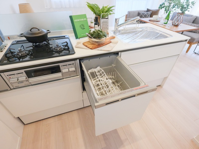 ◆食器洗浄乾燥機◆家事の時間を短縮できる優れもの。さらに節水・節約を同時に行うことができるので、大変人気があり重宝します。