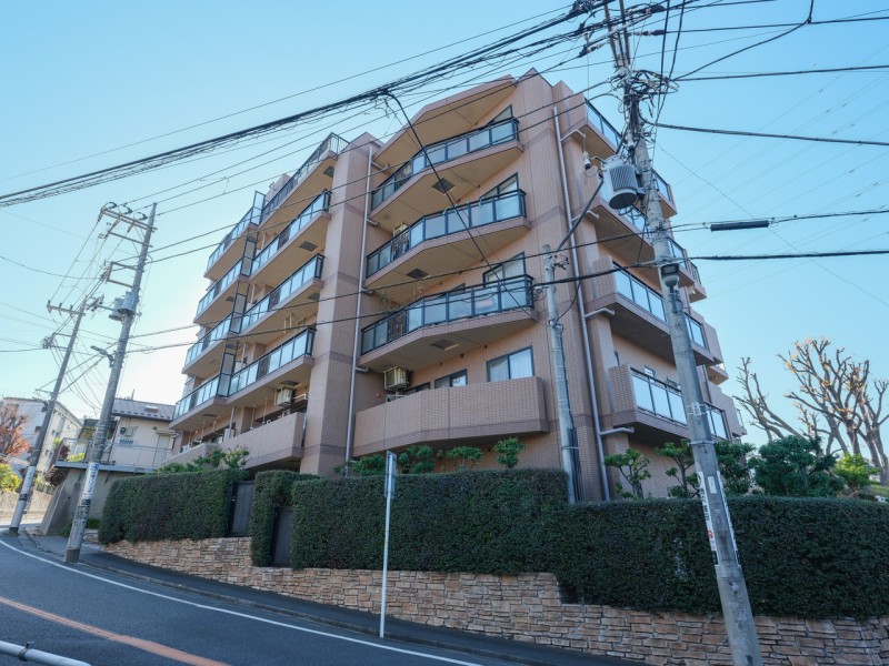 平成24年共用部大規模修繕工事実施済みの管理体制良好なマンションです。映画館やレストラン、病院等も揃った大型商業施設「イオンスタイル板橋」まで徒歩７分の生活至便な立地です。