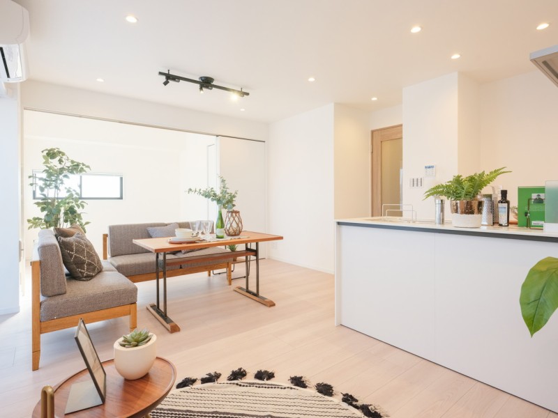 お部屋は自然の優しい温もりを添えた居心地の良い内装に仕上がりました。『日常』という大切な時間を豊かに、快適にお過ごしいただける空間です。